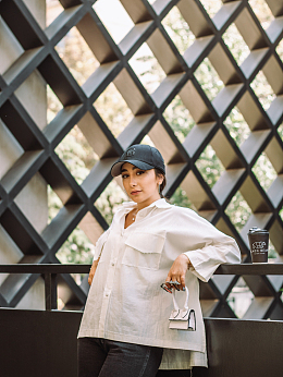 白色衬衫鸭舌帽美女