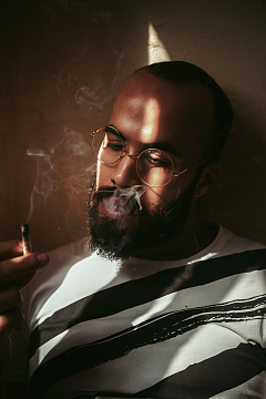 吞云吐雾抽烟帅哥