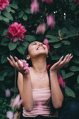 花瓣散落美女写真