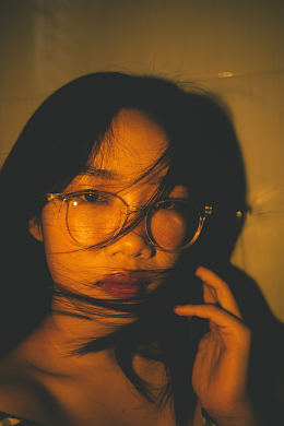 美女发丝凌乱