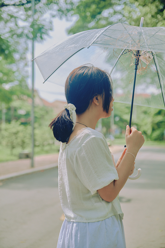美女撑伞背影