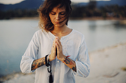美女双手合十祈福
