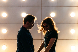 灯光下深情浪漫的情侣