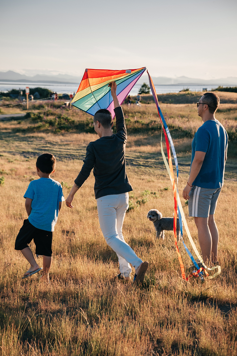 草地上放风筝的一家人