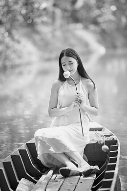 湖上泛舟美女写真