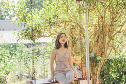 千鸟格吊带性感美女