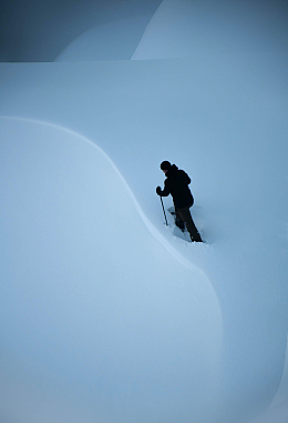冬季白色雪地行走的背影