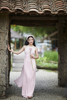 粉色无袖长裙美女写真