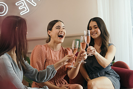 开心喝红酒的女人