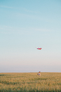 小女孩稻田放风筝