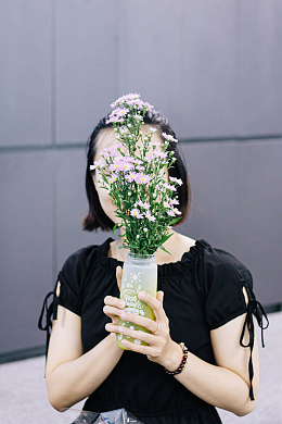 美女手持花束