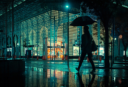 夜晚雨中城市撑伞行人