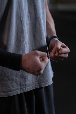 双手握拳