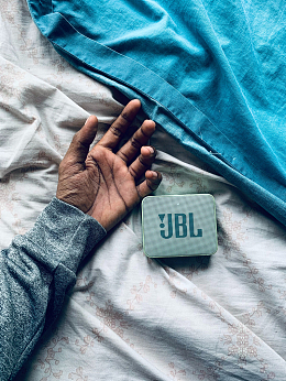 一个人的手和一个 jbl扬声器