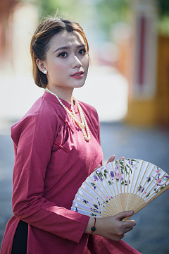 拿着扇子的美女