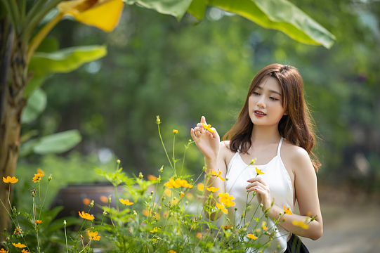 东方白色肚兜美女写真