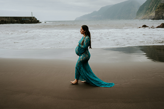 孕妇海边散步