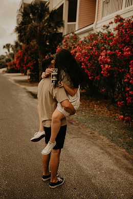 男生和女生抱在一起