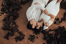 躺在沙滩上接吻的情侣