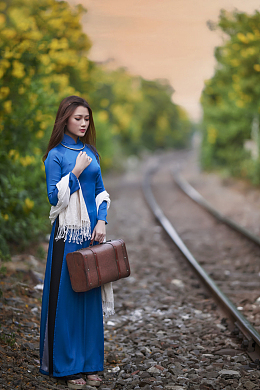 蓝色长袖旗袍裙美女