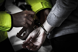 警察逮捕嫌犯戴手铐