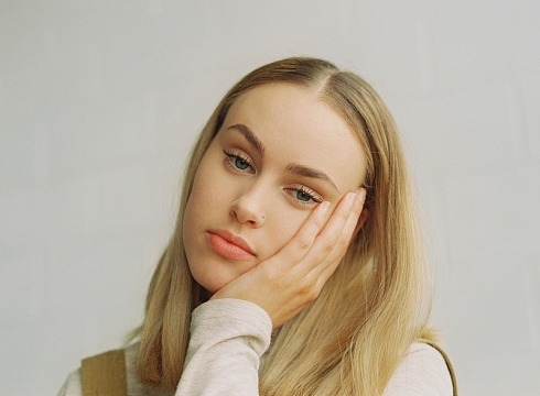 单手托着下巴的美女