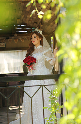 手捧玫瑰花婚纱美女