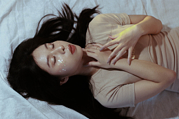 躺在床上的亚洲美女