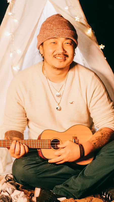 男人抱尤克里里弹奏