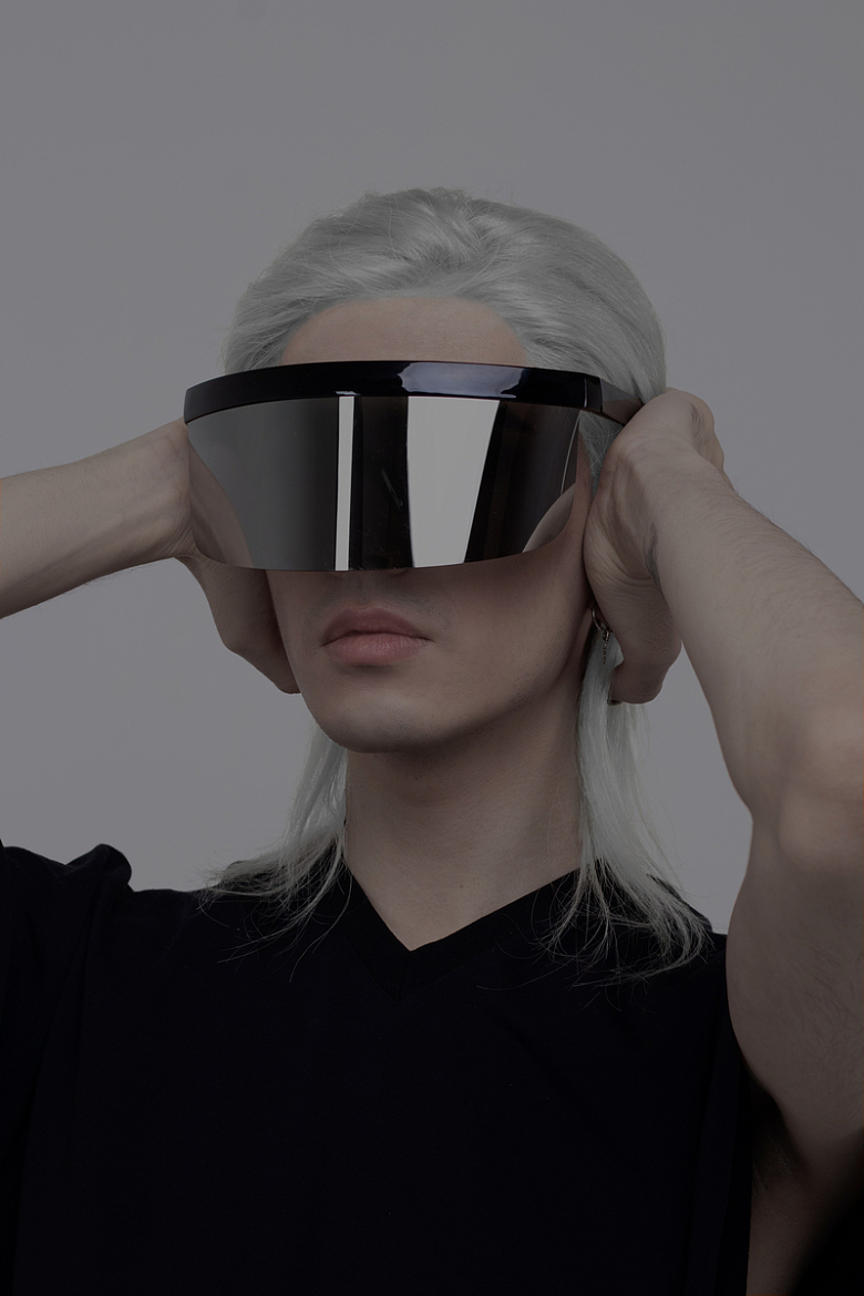 带着VR眼镜的美女