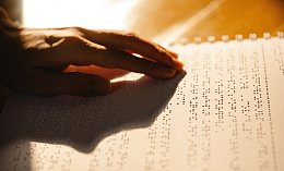 盲人手摸盲文