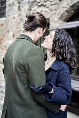 情侣面对面拥抱的