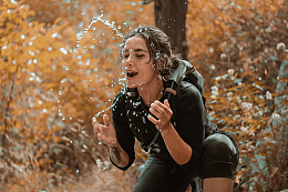 户外旅行洗脸美女