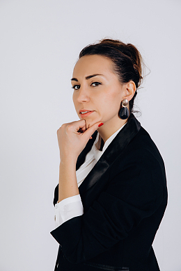 黑色职业小西装美女