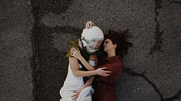 拥抱在一起的闺蜜