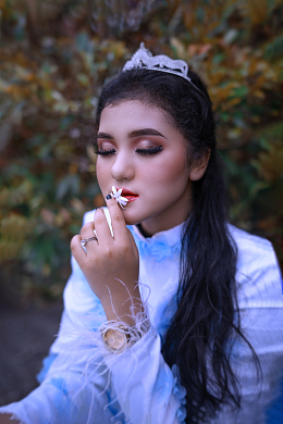 闻花香的美女