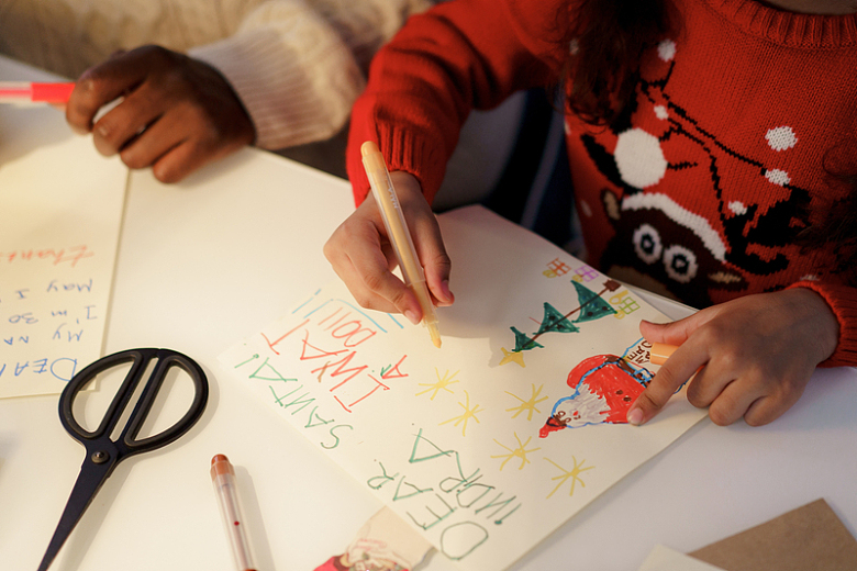 小女孩手绘圣诞卡片