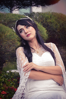 白色蕾丝婚纱美女