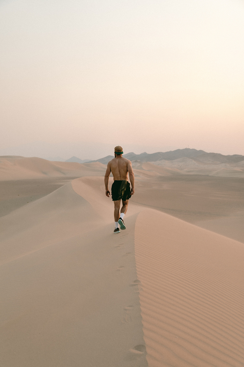 行走在沙漠的男人