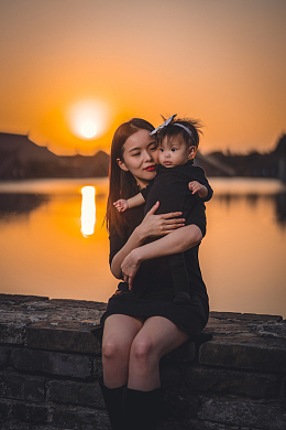 夕阳下的母女合影