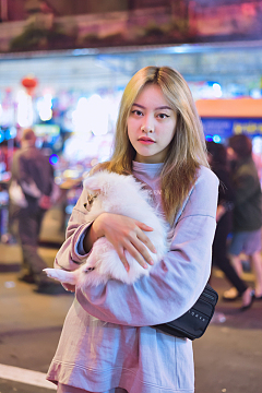 抱着狗狗的美女