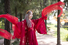 古典红衣美女
