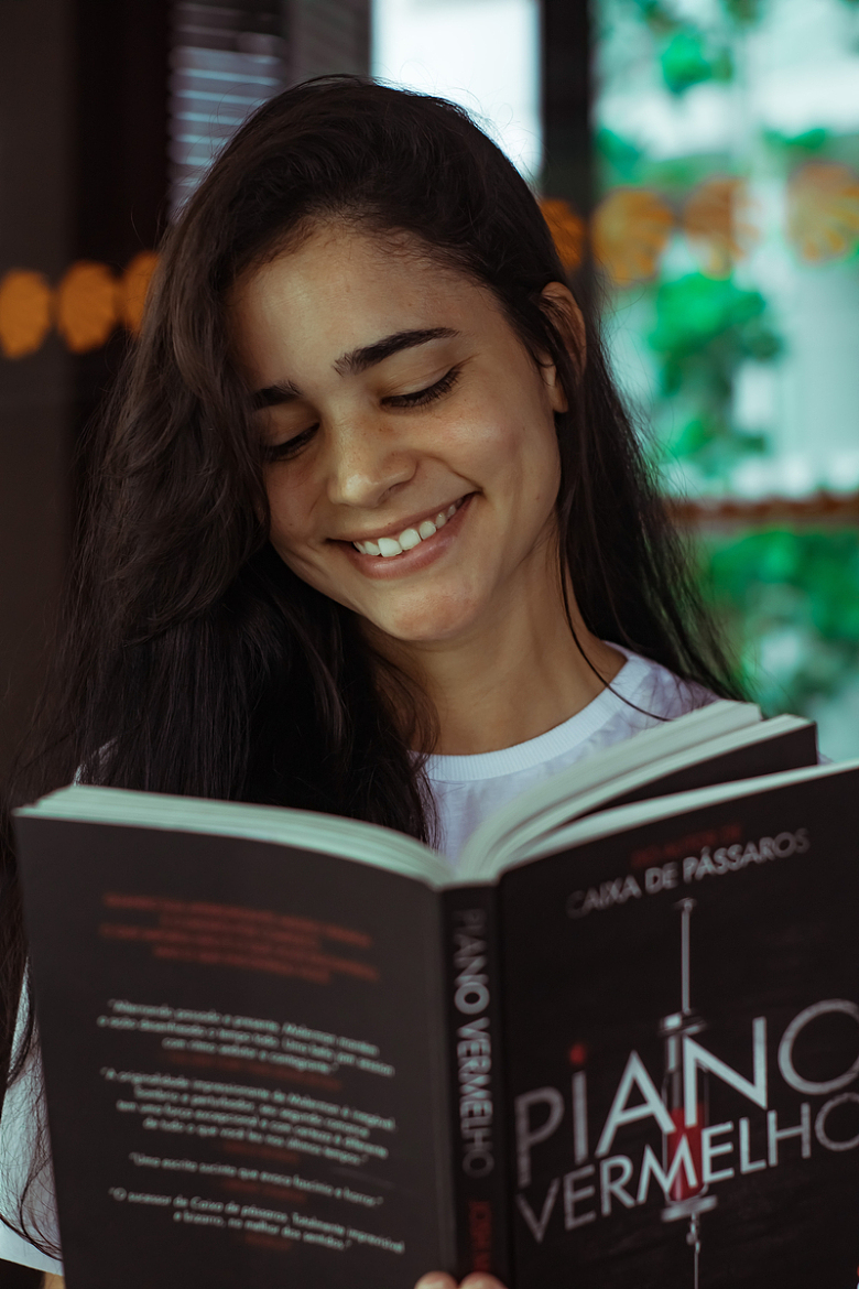 微笑女孩看书