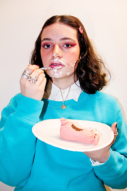 满脸奶油的美女