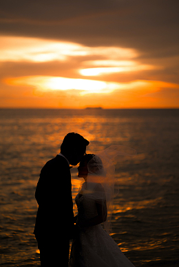 黄昏大海情侣婚纱照