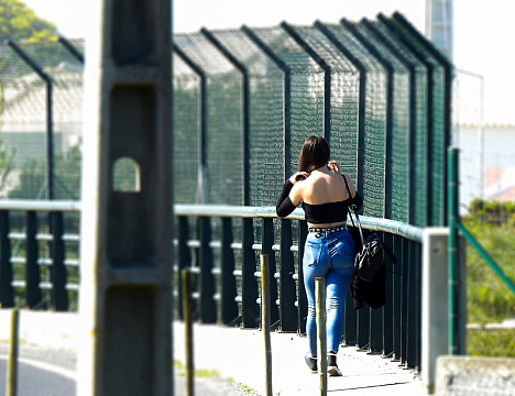街拍丰臀牛仔裤美女