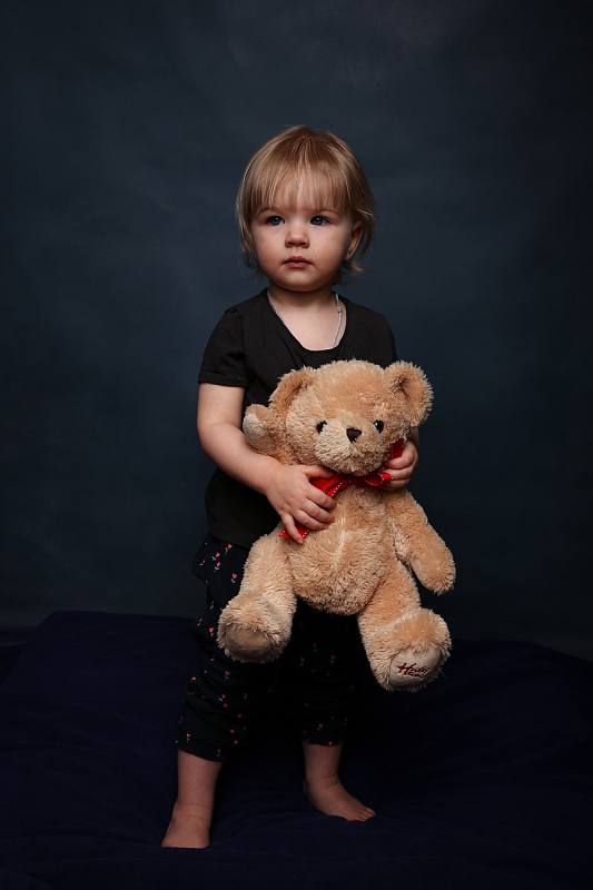 抱着毛绒熊的小孩