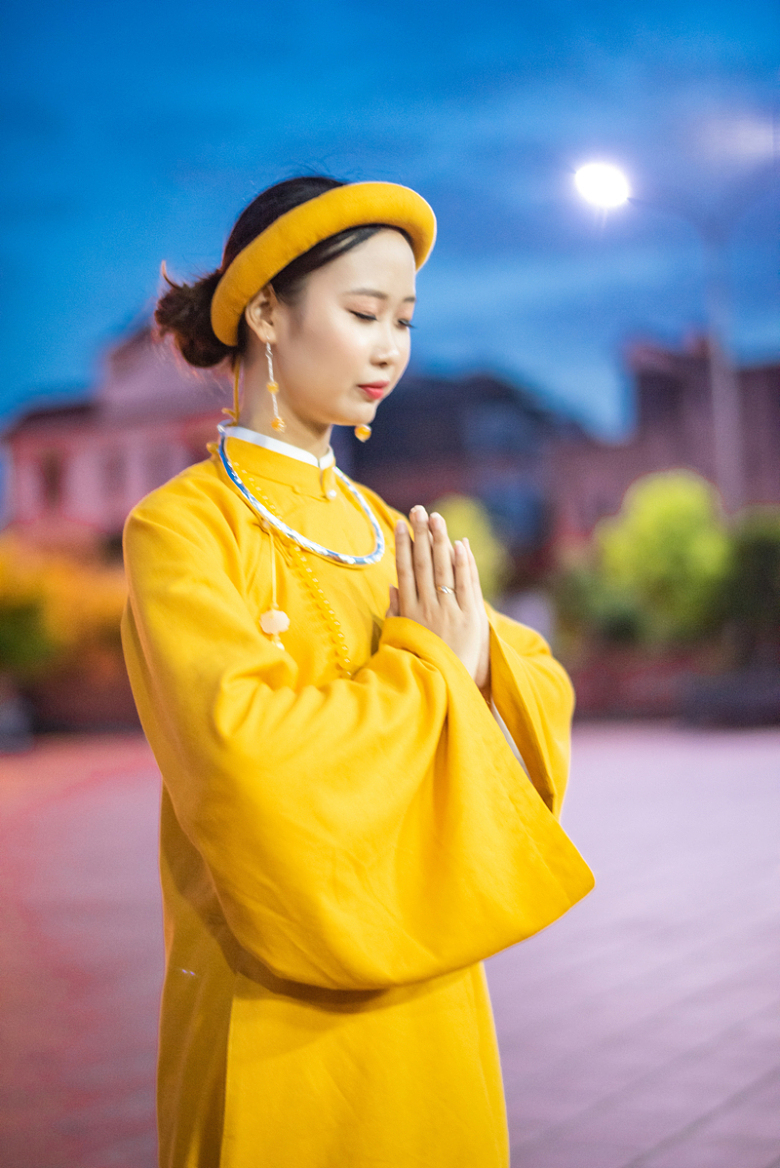 黄色长袍衫美女祈福