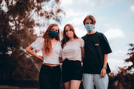 帅哥美女佩戴口罩合影