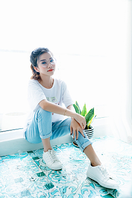 现代休闲风日本美女